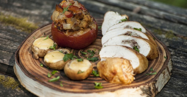 Подкопчённый рулет из курицы с двумя гарнирами  