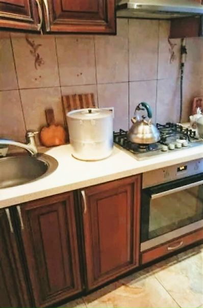 Фото: СРОЧНО! Сдам просторную комнату с балконом в 3-х к. кв., м. КОЛОМЕНСКАЯ, 10-12 минут пешком до метро. В квартире косметический ремонт, в комнате новый диван, телевизор, шкаф, стол, в квартире уютно. В соседях пара и молодой человек, курить можно на балконе (для курящих), район один из лучших по Москве, пять минут пешком до парка Коломенское, рядом ночной магазин и т.п. Рассмотрим всех добропорядочных граждан. <br>ЗАСЕЛЕНИЕ БЕЗ ЗАЛОГА, ВСЕ ВКЛЮЧЕНО В СУММУ: 16000 (электроэнергия, вода, Wi-Fi) <br>ЗВОНИТЕ: 8-909-645-47-96 (С 9:00 ДО 22:00) или ПИШИТЕ, ИРИНА