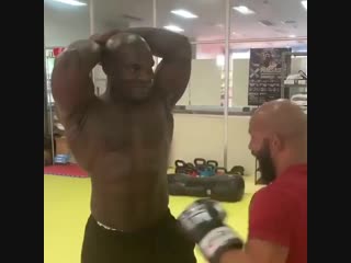 Strength of Body. Парень в боксерских перчатках набивает атлету пресс