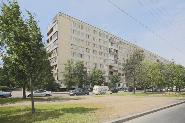Фото: Двухкомнатная квартира у метро Международная <br><br>Бухарестская ул., 33к1 <br> <br>Уютная квартира с хорошей планировкой. Поменяна сантехника, батареи, трубы, окна. Тихий двор с детской площадкой и школой. Спокойные соседи. Возможна покупка с ипотекой, один взрослый собственник. Возможна прямая продажа.<br><br>4 800 000 руб.