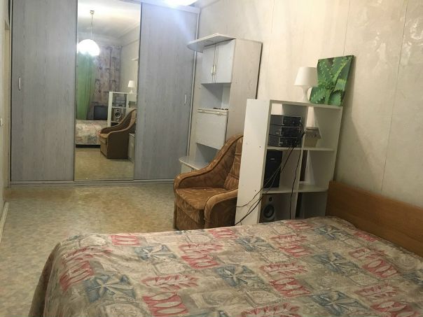 Собственник!!!<br>Сдам 2 комнатную квартиру на длительный срок на Московском пр. между м.Электросила и Московскими ворота.<br>Квартира со всеми удобствами , мебель и бытовая техника (2 телевизора,холодильник, стиральная машина, газовая плита),Wi Fi есть. Окна двор, во дворе детская площадка.<br>Рядом Максидом, Окей, бассейн Волна, почта.<br>УСЛОВИЯ СДАЧИ: предпочтение -семейная пара, 1, 2 девушки,некурящих , без животных.<br>ОПЛАТА: 32000рублей в месяц + к.у. + 32000 рублей - депозит (возвращается по окончании аренды).<br>Квартира от СОБСТВЕННИКА, НЕ АГЕНСТВО.<br>ОГРОМНАЯ ПРОСЬБА - АГЕНТАМ НЕ БЕСПОКОИТЬ.<br> +7 (953) 158-52-85 Мила - фото Фото: Собственник!!!<br>Сдам 2 комнатную квартиру на длительный срок на Московском пр. между м.Электросила и Московскими ворота.<br>Квартира со всеми удобствами , мебель и бытовая техника (2 телевизора,холодильник, стиральная машина, газовая плита),Wi Fi есть. Окна двор, во дворе детская площадка.<br>Рядом Максидом, Окей, бассейн Волна, почта.<br>УСЛОВИЯ СДАЧИ: предпочтение -семейная пара, 1, 2 девушки,некурящих , без животных.<br>ОПЛАТА: 32000рублей в месяц + к.у. + 32000 рублей - депозит (возвращается по окончании аренды).<br>Квартира от СОБСТВЕННИКА, НЕ АГЕНСТВО.<br>ОГРОМНАЯ ПРОСЬБА - АГЕНТАМ НЕ БЕСПОКОИТЬ.<br> +7 (953) 158-52-85 Мила