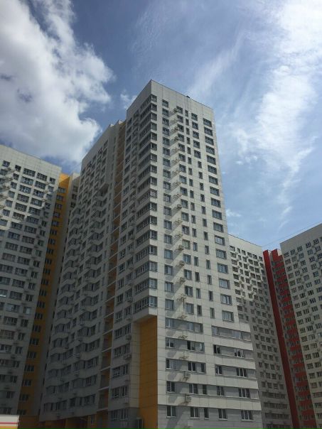 Фото: С 1 декабря сдаётся комната в трёхкомнатной квартире класса люкс! В квартире имеется два санузла, адекватные соседи( парень и девушка в комнатах). Телевизор в комнате на фотке забираем, ковёр тоже наш. <br>Дом находится в 7 минутах пешком от метро Жулебино. Вся инфраструктура- магазины, салоны красоты, спортзал ,- через дорогу. <br>Стоимость 20000 за комнату + коммуналка. Можно вдвоём, можно одному, но строго без детей и животных! По всем вопросам в личку или what’s up +79251410094.<br><br>