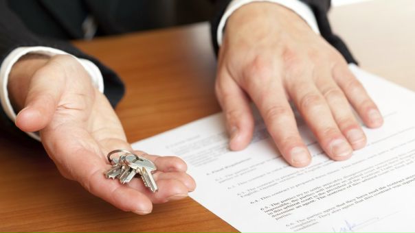 Подарили квартиру и передумали: как отменить дарственную<br><br>Дарение недвижимости чаще всего совершается между родственниками или близкими людьми – и это вполне понятно, поскольку это одна из редких сделок, по которым имущество передается в собственность безвозмездно. <br>Согласитесь, что достаточно подозрительно выглядит, когда абсолютно незнакомому человеку вдруг ни с того, ни с сего дарят квартиру. <br>Поэтому дарение в большей степени всегда основано на доверительных отношениях – и это является его самым слабым местом. Стоит ли объяснять, насколько непостоянны доверительные отношения в жизни <br>Достаточно поприсутствовать хотя бы на одном судебном заседании, посвященном разделу имущества, чтобы понять, как в один миг самые близкие люди становятся злейшими врагами. <br>Как же быть доверителю, если, подписав дарственную на самое дорогое, что у него есть – квартиру, он понял, что совершил ошибку <br>Отменить дарение, в отличие от завещания, очень сложно. И все же есть несколько вариантов: <br>1. Отказаться от регистрации перехода права собственности на квартиру. <br>Как известно, собственность на недвижимость переходит только с момента государственной регистрации. <br>Поэтому когда даритель подписал договор дарения квартиры – это еще не означает, что ничего изменить уже нельзя. <br>Безусловно, отказ от регистрации признается нарушением договора, и одаряемый может подать в суд иск о регистрации его права собственности на квартиру. <br>Но у дарителя есть один шанс «отбиться» – если он за это время подарит или продаст квартиру другому лицу. <br>Сейчас сложилась такая судебная практика: приобретатель недвижимости не может истребовать вещь по договору, если даритель (или продавец) уже передал ее к тому времени другому приобретателю. <br>Объясняется это тем, что до регистрации даритель (или продавец) остается собственником вещи и имеет полное право распоряжаться ею по своему усмотрению. <br>Если он зарегистрирует переход права собственности на другого, то одаряемый сможет лишь требовать возмещения убытков, причиненных неисполнением договора. <br>А это максимум – расходы на нотариальное заверение сделки, подготовку документов и т.п. (п. 61 постановления Пленумов ВС и ВАС №10/22 от 29.04.2010). <br>2. Отменить дарение после регистрации перехода права собственности. <br>Отменить дарственную после того, как она была исполнена и собственность на квартиру перешла к одаряемому, можно лишь в исключительных случаях – в судебном порядке, если доказать: <br>- что одаряемый совершил покушение на жизнь или здоровье одаряемого, либо кого-то из членов его семьи. <br>Но для этого нужно добиться возбуждения уголовного дела и обвинительного приговора суда против одаряемого – только тогда дарение отменят, <br>- что одаряемый бесхозяйственно обращается с подаренной квартирой, создавая угрозу ее уничтожения, а она очень дорога дарителю как память. <br>Теоретически такое возможно, но на практике доказать столь серьезную угрозу сохранности квартиры не представляется реальным. <br>Вне суда отменить дарение можно лишь в единственном случае – если даритель пережил одаряемого, и то при одновременном выполнении следующих условий: <br>- такой пункт был прямо предусмотрен в дарственной, <br>- квартира на момент смерти одаряемого оставалась в его собственности (проданную или передаренную квартиру уже нельзя истребовать при отмене дарения). <br>Если все обозначенные условия соблюдены, переживший даритель вправе отменить дарение, обратившись с письменным заявлением в Росреестр, а если договор дарения был нотариальный – то к нотариусу. <br>Таким образом, договор дарения еще можно отменить после того, как он уже подписан. Но, дабы избежать подобных ситуаций, стоит задуматься над тем, чтобы составить завещание – его можно отменять и изменять беспрепятственно. - фото Фото: Подарили квартиру и передумали: как отменить дарственную<br><br>Дарение недвижимости чаще всего совершается между родственниками или близкими людьми – и это вполне понятно, поскольку это одна из редких сделок, по которым имущество передается в собственность безвозмездно. <br>Согласитесь, что достаточно подозрительно выглядит, когда абсолютно незнакомому человеку вдруг ни с того, ни с сего дарят квартиру. <br>Поэтому дарение в большей степени всегда основано на доверительных отношениях – и это является его самым слабым местом. Стоит ли объяснять, насколько непостоянны доверительные отношения в жизни <br>Достаточно поприсутствовать хотя бы на одном судебном заседании, посвященном разделу имущества, чтобы понять, как в один миг самые близкие люди становятся злейшими врагами. <br>Как же быть доверителю, если, подписав дарственную на самое дорогое, что у него есть – квартиру, он понял, что совершил ошибку <br>Отменить дарение, в отличие от завещания, очень сложно. И все же есть несколько вариантов: <br>1. Отказаться от регистрации перехода права собственности на квартиру. <br>Как известно, собственность на недвижимость переходит только с момента государственной регистрации. <br>Поэтому когда даритель подписал договор дарения квартиры – это еще не означает, что ничего изменить уже нельзя. <br>Безусловно, отказ от регистрации признается нарушением договора, и одаряемый может подать в суд иск о регистрации его права собственности на квартиру. <br>Но у дарителя есть один шанс «отбиться» – если он за это время подарит или продаст квартиру другому лицу. <br>Сейчас сложилась такая судебная практика: приобретатель недвижимости не может истребовать вещь по договору, если даритель (или продавец) уже передал ее к тому времени другому приобретателю. <br>Объясняется это тем, что до регистрации даритель (или продавец) остается собственником вещи и имеет полное право распоряжаться ею по своему усмотрению. <br>Если он зарегистрирует переход права собственности на другого, то одаряемый сможет лишь требовать возмещения убытков, причиненных неисполнением договора. <br>А это максимум – расходы на нотариальное заверение сделки, подготовку документов и т.п. (п. 61 постановления Пленумов ВС и ВАС №10/22 от 29.04.2010). <br>2. Отменить дарение после регистрации перехода права собственности. <br>Отменить дарственную после того, как она была исполнена и собственность на квартиру перешла к одаряемому, можно лишь в исключительных случаях – в судебном порядке, если доказать: <br>- что одаряемый совершил покушение на жизнь или здоровье одаряемого, либо кого-то из членов его семьи. <br>Но для этого нужно добиться возбуждения уголовного дела и обвинительного приговора суда против одаряемого – только тогда дарение отменят, <br>- что одаряемый бесхозяйственно обращается с подаренной квартирой, создавая угрозу ее уничтожения, а она очень дорога дарителю как память. <br>Теоретически такое возможно, но на практике доказать столь серьезную угрозу сохранности квартиры не представляется реальным. <br>Вне суда отменить дарение можно лишь в единственном случае – если даритель пережил одаряемого, и то при одновременном выполнении следующих условий: <br>- такой пункт был прямо предусмотрен в дарственной, <br>- квартира на момент смерти одаряемого оставалась в его собственности (проданную или передаренную квартиру уже нельзя истребовать при отмене дарения). <br>Если все обозначенные условия соблюдены, переживший даритель вправе отменить дарение, обратившись с письменным заявлением в Росреестр, а если договор дарения был нотариальный – то к нотариусу. <br>Таким образом, договор дарения еще можно отменить после того, как он уже подписан. Но, дабы избежать подобных ситуаций, стоит задуматься над тем, чтобы составить завещание – его можно отменять и изменять беспрепятственно.