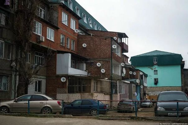 В России принят закон о правилах сноса самостроя<br><br>Владельцы незаконных построек смогут привести их в соответствие с установленными требованиями и оформить в собственность <br>Государственная дума приняла в третьем и окончательной чтении закон, который регулирует правила сноса самовольных построек, сообщает «РИА-Недвижимость». Документ также дает определение таким сооружениям: под ними понимаются здания и строения, возведенные или созданные на земельном участке, не предоставленном в установленном порядке, или на участке, разрешенное использование которого не допускает строительства на нем данного объекта. <br>В законе уточняется, что самовольной постройкой не является здание, сооружение или другое строение, возведенное с нарушением ограничений использования земельного участка, если собственник этого объекта не знал и не мог знать о действии таких ограничений в отношении своего участка. <br>В отношении самовольных построек будет вводиться механизм приведения ее в соответствие с установленными требованиями, отмечает агентство. Согласно действующим нормам, незаконно возведенные постройки должны быть снесены в срок от 3 месяцев до 1 года. Однако со вступлением закона в силу владельцы таких сооружений смогут привести их соответствие с установленными требованиями – на это дается от 6 месяцев до 3 лет, а затем оформить в собственность. В противном случае земельный участок с незаконной постройкой будет изъят. - фото Фото: В России принят закон о правилах сноса самостроя<br><br>Владельцы незаконных построек смогут привести их в соответствие с установленными требованиями и оформить в собственность <br>Государственная дума приняла в третьем и окончательной чтении закон, который регулирует правила сноса самовольных построек, сообщает «РИА-Недвижимость». Документ также дает определение таким сооружениям: под ними понимаются здания и строения, возведенные или созданные на земельном участке, не предоставленном в установленном порядке, или на участке, разрешенное использование которого не допускает строительства на нем данного объекта. <br>В законе уточняется, что самовольной постройкой не является здание, сооружение или другое строение, возведенное с нарушением ограничений использования земельного участка, если собственник этого объекта не знал и не мог знать о действии таких ограничений в отношении своего участка. <br>В отношении самовольных построек будет вводиться механизм приведения ее в соответствие с установленными требованиями, отмечает агентство. Согласно действующим нормам, незаконно возведенные постройки должны быть снесены в срок от 3 месяцев до 1 года. Однако со вступлением закона в силу владельцы таких сооружений смогут привести их соответствие с установленными требованиями – на это дается от 6 месяцев до 3 лет, а затем оформить в собственность. В противном случае земельный участок с незаконной постройкой будет изъят.