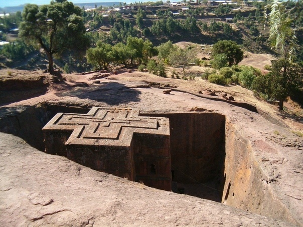 Лалибела (Lalibela). Храмы в земле Лалибела небольшой город, основанный в 12 веке н.э. в центре горной цепи Ласта, в Центральной Эфиопии. Основной достопримечательностью является комплекс