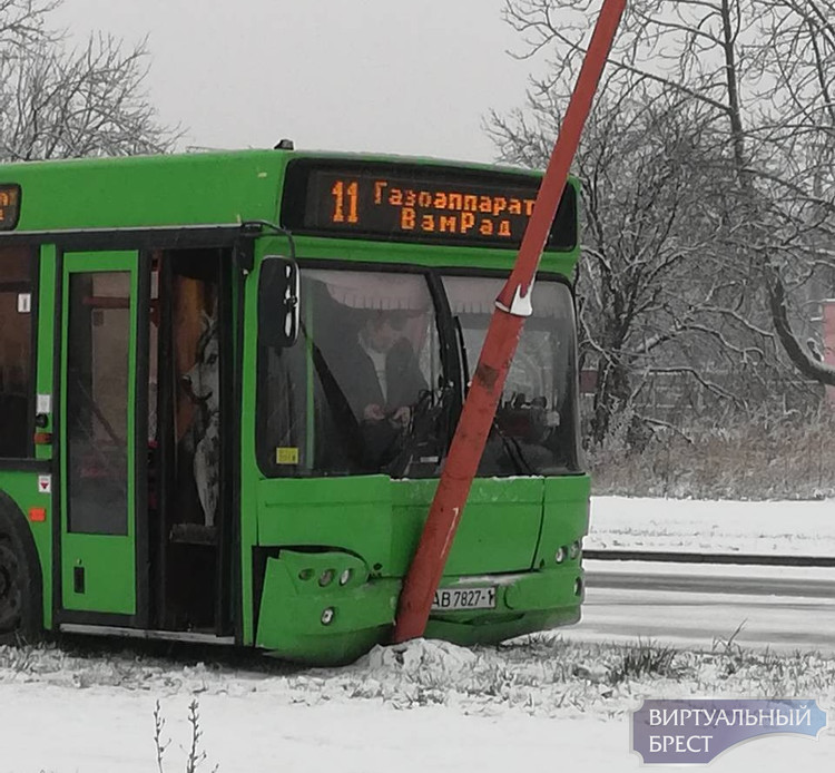 Автобус врезался в камаз