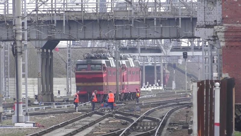 Электровозы ЧС2т-969 и ЧС2т-945
