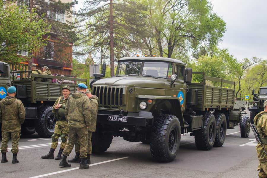 Транспорт Приморья - 9 мая 2019 года в Уссурийске баз,уаз,войнушка,грузовые автомобили,газ,зил,камаз,уралаз (уралзис),дальний восток