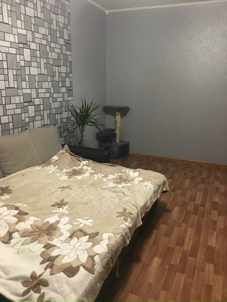 Сдается комната с хорошим ремонтом в 2-х комнатной квартире, 21 кв. м. на длительный срок. Все необходимое для жилья есть. Комната с балконом. В соседней комнате проживает мой отец. В личную жизнь не лезит. Не конфликтный, спокойный. Санузел раздельный, есть стиральная машинка. В квартире есть кошка. Для заселения ищем одну девушку, чистоплотную, платежеспособную, уважающую чужое пространство. <br>Цена 19000 руб/мес. Коммунальные платежи и интернет включены в стоимость. Заезд возможен в любой день. м. Красногвардейская или Шипиловская. Просьба агентов не беспокоить!!!<br> Терехова - фото Фото: Сдается комната с хорошим ремонтом в 2-х комнатной квартире, 21 кв. м. на длительный срок. Все необходимое для жилья есть. Комната с балконом. В соседней комнате проживает мой отец. В личную жизнь не лезит. Не конфликтный, спокойный. Санузел раздельный, есть стиральная машинка. В квартире есть кошка. Для заселения ищем одну девушку, чистоплотную, платежеспособную, уважающую чужое пространство. <br>Цена 19000 руб/мес. Коммунальные платежи и интернет включены в стоимость. Заезд возможен в любой день. м. Красногвардейская или Шипиловская. Просьба агентов не беспокоить!!!<br> Терехова