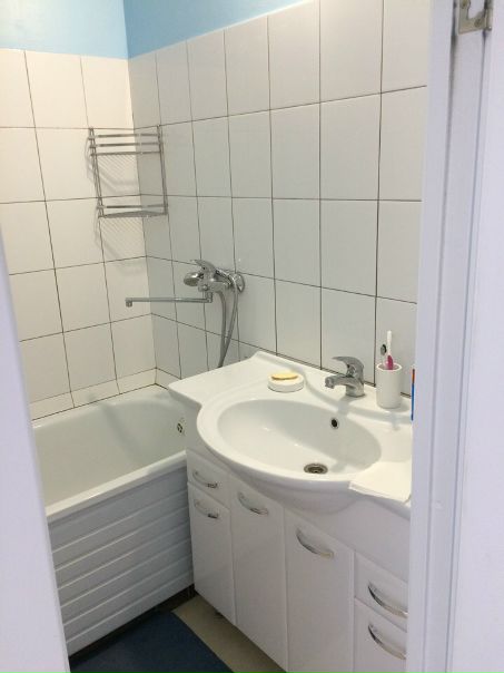 Сдам 2х комнатную квартиру (65м2) в Путилково , ул. Сходненская 29.<br>Ремонт полностью делали под себя, но с рождением ребёнка уехали загород. Квартира сдаётся впервые<br>Светлая, уютная квартира, евроремонт, отличная энергетика <br>Кухня эркер, вся техника в идеальном состоянии: посудомойка, индукционная плита, духовка, огромный холодильник чайник-Поттер , тостер, пароварка есть даже посуда ( тарелки , бокалы, кружки, формы для выпечки и столовые приборы). Современная стиральная машинка в ванной<br>Два балкона, гостиная с большим раскладывающимся диваном и детским домиком ( по желанию можем убрать) <br>В спальне супер вместительный шкаф, кровать 2*1,8, комод, тумбочки, есть детская кроватка с матрасиком (можем оставить, если необходимо )<br>В общем, квартиру свою мы очень любим, ищем людей, которые будут в ней счастливы, так же , как и мы <br>По оплате: 39000 + счетчики<br>Если вы прочитали это и поняли, что вот она квартира вашей мечты - пишите мне в личные сообщения , договоримся о встрече <br> Сарапулова - фото Фото: Сдам 2х комнатную квартиру (65м2) в Путилково , ул. Сходненская 29.<br>Ремонт полностью делали под себя, но с рождением ребёнка уехали загород. Квартира сдаётся впервые<br>Светлая, уютная квартира, евроремонт, отличная энергетика <br>Кухня эркер, вся техника в идеальном состоянии: посудомойка, индукционная плита, духовка, огромный холодильник чайник-Поттер , тостер, пароварка есть даже посуда ( тарелки , бокалы, кружки, формы для выпечки и столовые приборы). Современная стиральная машинка в ванной<br>Два балкона, гостиная с большим раскладывающимся диваном и детским домиком ( по желанию можем убрать) <br>В спальне супер вместительный шкаф, кровать 2*1,8, комод, тумбочки, есть детская кроватка с матрасиком (можем оставить, если необходимо )<br>В общем, квартиру свою мы очень любим, ищем людей, которые будут в ней счастливы, так же , как и мы <br>По оплате: 39000 + счетчики<br>Если вы прочитали это и поняли, что вот она квартира вашей мечты - пишите мне в личные сообщения , договоримся о встрече <br> Сарапулова