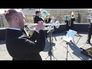 Вот так, оркестр играет в такт