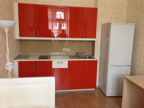 Фото: Сдаю без посредников и комиссии! Депозит 50% <br>Квартира-студия - 20 т.р. <br>Место в комнате для девушки (подселение к девушке) - 12 т.р. <br> <br>Тишина и безмятежность в непосредственной близости от Москвы. <br>Люберецкий р-н. пгт Томилино, охраняемый коттеджный поселок Экопарк, ул. Твардовского 8 . <br>До м. Выхино 15 мин.: электричкой. От электрички до метро 10 метров(интервал 10 мин.). От дома до электрички 950 м. От дома до маршрутки 450 м. <br>м. Выхино, Жулебино, Котельники, Лерм Проспект и т.д. <br>3-ох этажный коттедж, 5 комнат, 3 сан узла, 250 кв.м. на 8 человек. <br>+ студия в этом же доме (Кухня в комнате + Индивидуальный Сан. Узел) <br>2 холодильника, прачечная, места под авто, гараж. Терраса с двориком. Wi-Fi, в комнатах сейфы, кондиционеры, пол с подогревом, телевизор 40