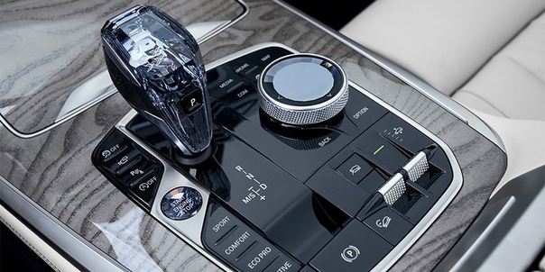 BMW показала новый X7 в России. Компания BMW на специальном мероприятии представила новый кроссовер X7 для России — самую большую модель в линейке. Продажи автомобиля стартуют в марте 2019 года.