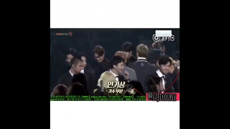 Suho looked at eunji