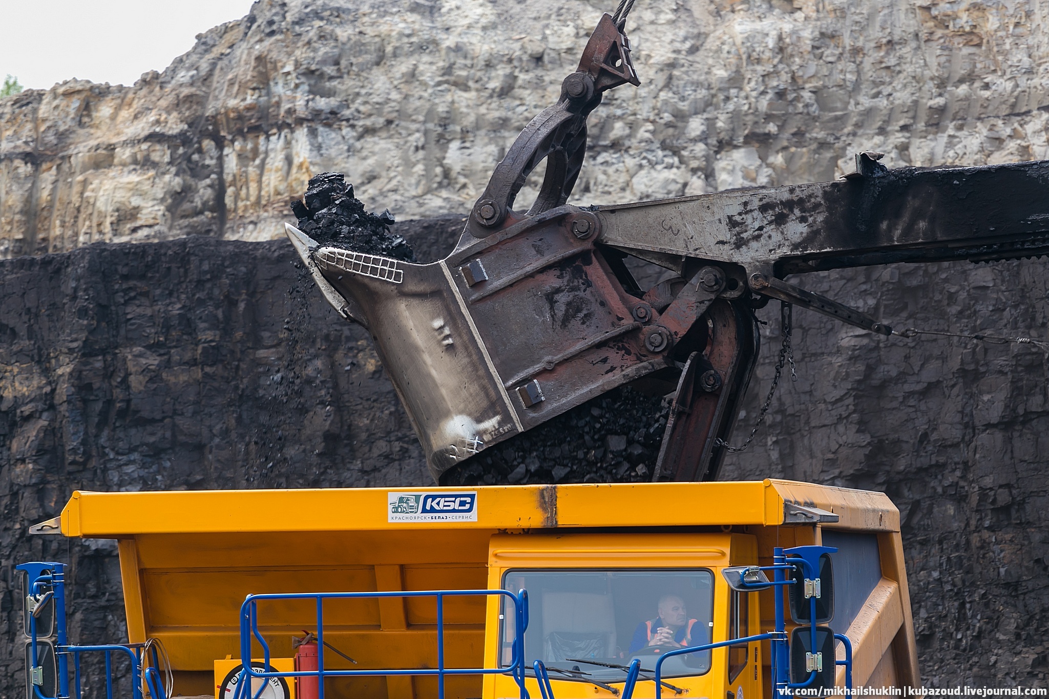 Михайловский гок роторный экскаватор. Добыча угля открытым способом. Бурый уголь в германии фото. Московский буроугольный бассейн. Бурый уголь лигнит.