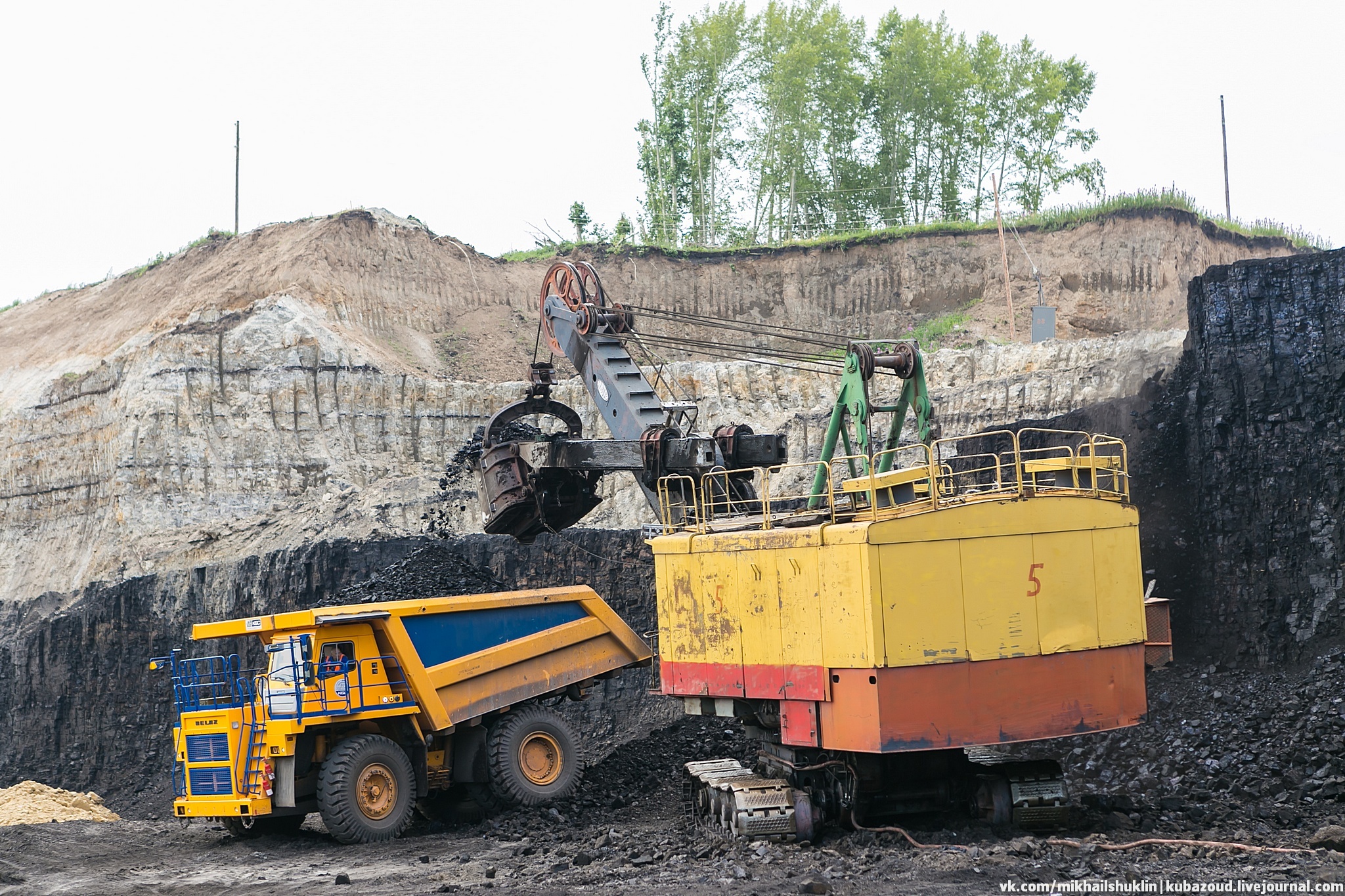 Бородинский угольный разрез суэк. Уголь добывающая компания красноярск. Карьер бородино красноярский край. Добыча угля в красноярском крае. Добыча угля в красноярском крае.