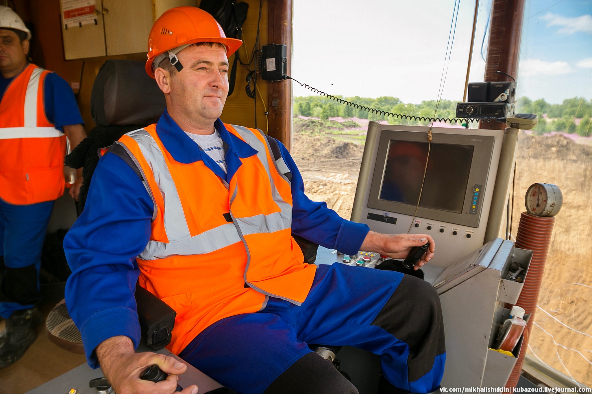 профессия машинист. помощник машиниста шагающего экскаватора. вакансия машинист шагающего экскаватора. Pc 4000 komatsu. экскаватор шагающий эш 20/90.