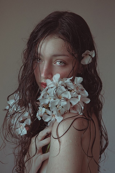 Ксения Лау (Xenia Lau) — портретный фотограф из Испании и член жюри международного конкурса 35Photo Awards. Ее работам присущ особый стиль: благодаря свету, тонированию и деталям героини ее