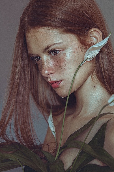 Ксения Лау (Xenia Lau) — портретный фотограф из Испании и член жюри международного конкурса 35Photo Awards. Ее работам присущ особый стиль: благодаря свету, тонированию и деталям героини ее
