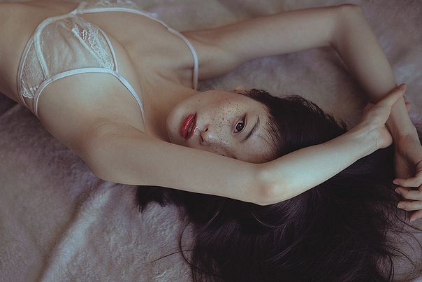 Ксения Лау (Xenia Lau) — портретный фотограф из Испании и член жюри международного конкурса 35Photo Awards. Ее работам присущ особый стиль: благодаря свету, тонированию и деталям героини ее