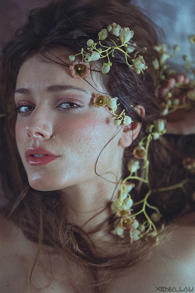 Ксения Лау (Xenia Lau) — портретный фотограф из Испании и член жюри международного конкурса 35Photo Awards. Ее работам присущ особый стиль: благодаря свету, тонированию и деталям героини ее