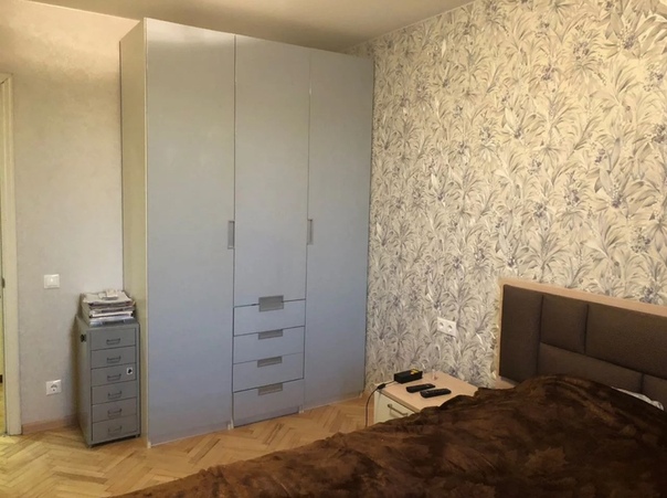 Фото:  Динамо, Ленинградский пр-т, 33а<br> Аренда 30.000 рублей плюс счётчики<br>8-929-112-05-14<br>Уютная однушка недалеко от метро. В спальне кровать, шкаф, тумба с ящиками. Небольшая кухня с ярким гарнитуром. Вся бытовая техника остаётся.<br> Санузел раздельный, в плитке. Сантехника новая, отопление отличное.<br>На длительный срок, состав жильцов не столь важен.
