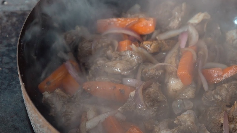 【野食小哥】之正宗羊肉手抓飯,一個人在雪山上做著吃,太爽了