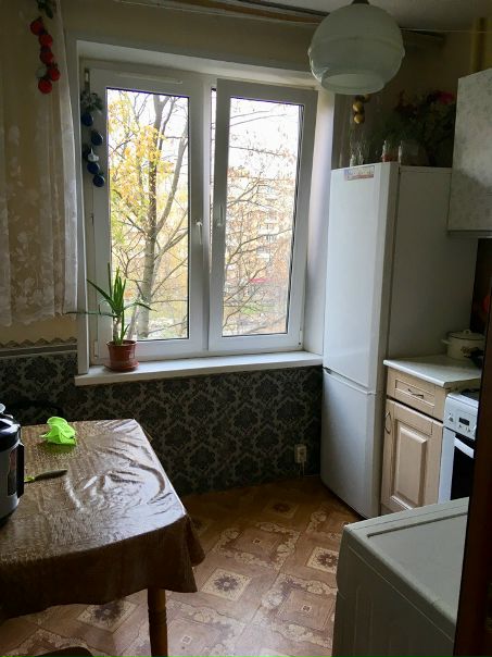 Фото: Сдаётся часть комнаты (койко-место) в чистой, уютной квартире.<br>В 3х минутах пешком от ст.м. Преображенская площадь.<br>Без хозяев! <br>В соседях все парни славяне.<br>Коллектив дружный.<br>Мы ищем: <br>Парня, чистоплотного, не конфликтного, платёжеспособного.<br>Цена вопроса: 7500 (все включено)<br> Викторович