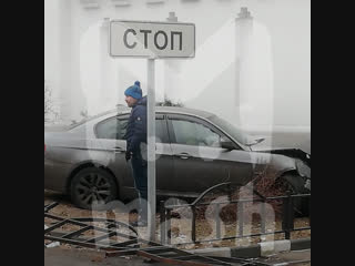Полицейский на BMW врезался в храм