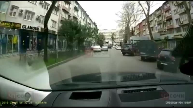В Сочи водитель наехал на авто