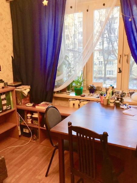 Ищем девушку (до 30 лет) на подселение в одну комнату вместе со студенткой-дизайнером. Во второй комнате тоже проживает девушка. Всего будет трое человек в квартире.<br>Квартира двухкомнатная, комнаты изолированные. Ванна и туалет раздельные. В коридоре большой шкаф-купе с зеркалом. Окна в квартире новые, с деревянными рамами. На полу линолеум, в кухне, в туалете и ванной комнате - плитка. Из бытовой техники: миксер, хлебопечка, соковыжималка, газовая плита с духовкой, стиральная машинка. Возле дома есть место для парковки.<br>В комнате 2 отдельных спальных места, полки, стол, тумбочка. Большое окно выходит во двор. <br>Рядом круглосуточный продуктовый магазин и аптека, почта, книжный магазин, два парка. <br>Расстояние до метро Коломенская пешком - 7 минут или 1 остановка на автобусе, от парка-музея Коломенское - 3 минуты пешком. Ближайшая остановка транспорта - 1 минута пешком, есть прямой автобус до метро Таганская, Пролетарская.<br><br>Можно заезжать.<br><br>Цена в месяц - 11 500 рублей, единовременный залог - 10 000 рублей. - фото Фото: Ищем девушку (до 30 лет) на подселение в одну комнату вместе со студенткой-дизайнером. Во второй комнате тоже проживает девушка. Всего будет трое человек в квартире.<br>Квартира двухкомнатная, комнаты изолированные. Ванна и туалет раздельные. В коридоре большой шкаф-купе с зеркалом. Окна в квартире новые, с деревянными рамами. На полу линолеум, в кухне, в туалете и ванной комнате - плитка. Из бытовой техники: миксер, хлебопечка, соковыжималка, газовая плита с духовкой, стиральная машинка. Возле дома есть место для парковки.<br>В комнате 2 отдельных спальных места, полки, стол, тумбочка. Большое окно выходит во двор. <br>Рядом круглосуточный продуктовый магазин и аптека, почта, книжный магазин, два парка. <br>Расстояние до метро Коломенская пешком - 7 минут или 1 остановка на автобусе, от парка-музея Коломенское - 3 минуты пешком. Ближайшая остановка транспорта - 1 минута пешком, есть прямой автобус до метро Таганская, Пролетарская.<br><br>Можно заезжать.<br><br>Цена в месяц - 11 500 рублей, единовременный залог - 10 000 рублей.