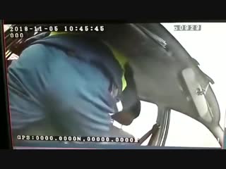 Нападение с ножом на инспектора ДПС.