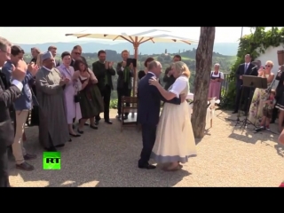 Putin dances, speaks German at Austrian FM’s wedding