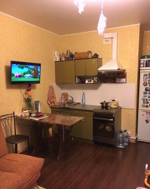 Иркутск, Советская улица, 96 <br>Сдаю небольшую, теплую и уютную студию. <br>Ранее жили сами, так что вы будете <br>первыми жильцами. Вещи все уже вывезли;) <br>Мебель, технику, посуду - все оставляем <br>вам. Рассмотрим для проживания одного <br>человека или семейную пару. Для детей <br>будет мало места! Животных рассматриваем, <br>но не крупных. Коммунальные оплачиваете <br>отдельно по счетчикам + ваше будет отопление. <br>Стоимость ежемесячная 8500. <br>Смски не читаю, так что звоните 89087755046 <br>. <br>Сборник лучших вариантов Иркутска! <br> - фото Фото: Иркутск, Советская улица, 96 <br>Сдаю небольшую, теплую и уютную студию. <br>Ранее жили сами, так что вы будете <br>первыми жильцами. Вещи все уже вывезли;) <br>Мебель, технику, посуду - все оставляем <br>вам. Рассмотрим для проживания одного <br>человека или семейную пару. Для детей <br>будет мало места! Животных рассматриваем, <br>но не крупных. Коммунальные оплачиваете <br>отдельно по счетчикам + ваше будет отопление. <br>Стоимость ежемесячная 8500. <br>Смски не читаю, так что звоните 89087755046 <br>. <br>Сборник лучших вариантов Иркутска! <br>