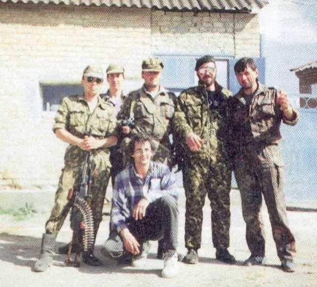 Первый слева — Олег, командир роты УНСО