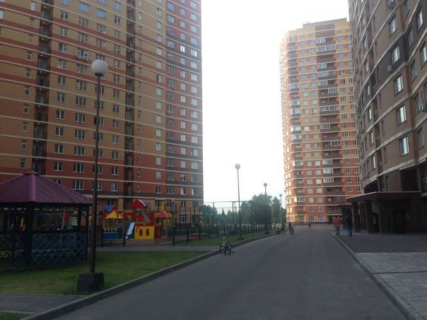 Сдам однокомнатную квартиру в городе Балашиха-2 (только славяне и платёжеспособные,чистоплотные жильцы!)<br>Цена:20 тысяч в месяц + коммуналка <br>В квартире только закончен капитальный ремонт.Метраж квартиры 40 кв.м.Кухня 10,2 кв.м.В кухне стоит новый глянцевый кухонный гарнитур,новый холодильник 2 м (Индезит),цветной телевизор,электрическая плита.Подростковый диванчик-кровать (длина 2 м).В прихожей на всю стену имеется встроенный 4-х дверный шкаф-купе с двумя зеркальными дверями.<br>Также встроенный шкаф-купе имеется в комнате.<br>В комнате есть раскладной диван и два раскладных кресла.Санузел совмещен,имеется душевая кабина,унитаз,шкафчики .<br>Новая стиральная машина в кладовой комнате(LG).<br>Квартира полностью укомплектована для комфортного проживания.В доме 4 лифта,круглосуточная охрана,видео-наблюдение,подземный паркинг.<br>Есть и обычная парковка .<br>Дом расположен в живописном месте:окна квартиры выходят на лес и двор с детской и спортивной площадкой.<br>В квартире проведён интернет<br>Телефон:89296619250 Марина - фото Фото: Сдам однокомнатную квартиру в городе Балашиха-2 (только славяне и платёжеспособные,чистоплотные жильцы!)<br>Цена:20 тысяч в месяц + коммуналка <br>В квартире только закончен капитальный ремонт.Метраж квартиры 40 кв.м.Кухня 10,2 кв.м.В кухне стоит новый глянцевый кухонный гарнитур,новый холодильник 2 м (Индезит),цветной телевизор,электрическая плита.Подростковый диванчик-кровать (длина 2 м).В прихожей на всю стену имеется встроенный 4-х дверный шкаф-купе с двумя зеркальными дверями.<br>Также встроенный шкаф-купе имеется в комнате.<br>В комнате есть раскладной диван и два раскладных кресла.Санузел совмещен,имеется душевая кабина,унитаз,шкафчики .<br>Новая стиральная машина в кладовой комнате(LG).<br>Квартира полностью укомплектована для комфортного проживания.В доме 4 лифта,круглосуточная охрана,видео-наблюдение,подземный паркинг.<br>Есть и обычная парковка .<br>Дом расположен в живописном месте:окна квартиры выходят на лес и двор с детской и спортивной площадкой.<br>В квартире проведён интернет<br>Телефон:89296619250 Марина