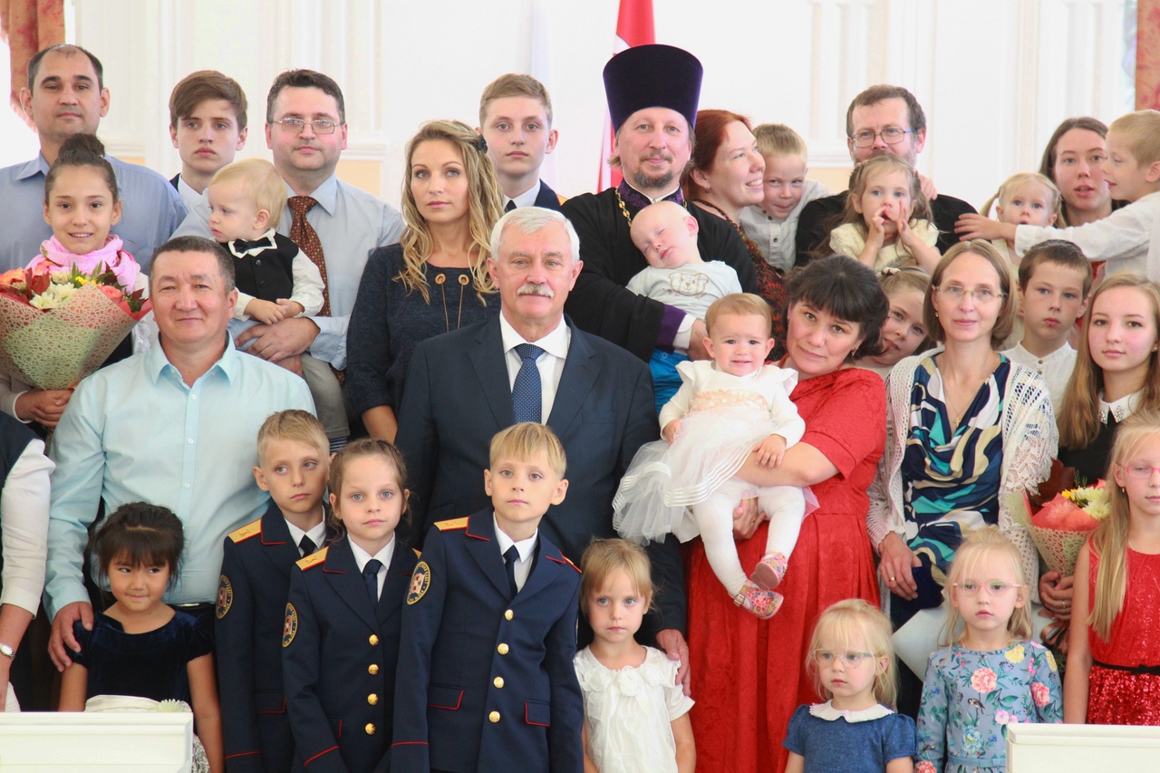 В Петербурге Полтавченко вручил 12 многодетным семьям ключи от микроавтобусов (фото)