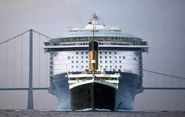 Титаник и самый крупный круизный лайнер Allure of the Seas.