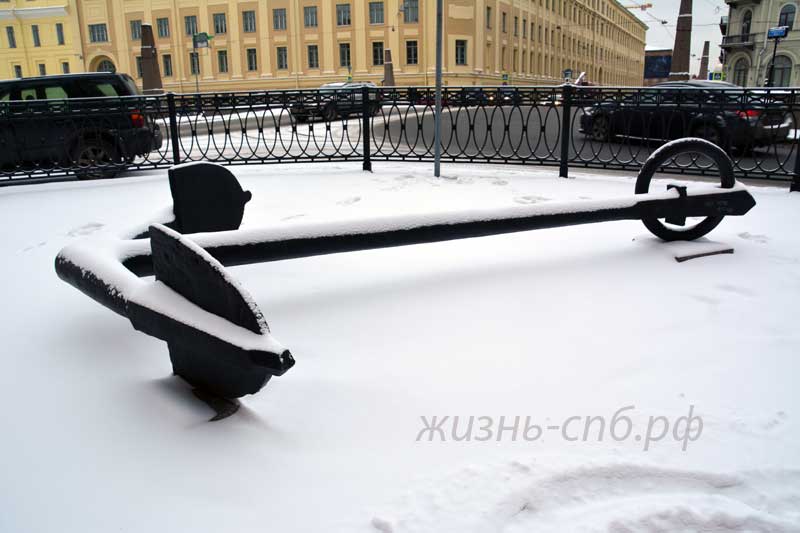 якоря украшают вход в Центральный Военно-Морской Музей