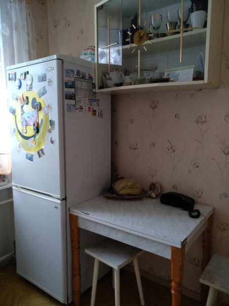 Фото: 9000 руб.(вместе с коммуналкой)<br>Метро Нагатинская от собственника.<br>Срочно, ищу соседку в комнату, русскую, возраст 30-50 лет, без вредных привычек. Платежеспособную, работающую графиком 5/2(суббота, воскресенье выходные) . Квартира находится в пошаговой доступности от метро (10-12 мин.)Очень теплая, уютная, комнаты изолированы. Есть все для комфортного проживания: Холодильник, телефон, стиральная машина,застекленный балкон.Рядом с домом магазины Пятерочка, Дикси, Перекресток. <br>Звоните 8-910-449-49-21 Юлия