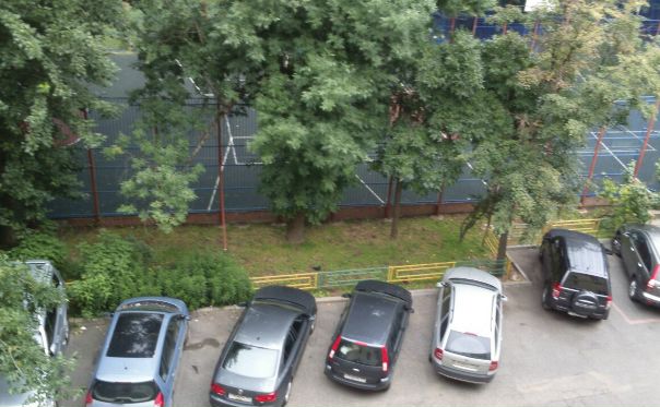 Фото: Без посредников сдаю в аренду просторную квадратную комнату 16 м2 в 7 минутах пешком от метро Улица 1905 года, а также от Выставочной и Беговой. Я - Собственник. Рассматриваю одну женщину либо одного мужчину 23-50 лет. <br>Прекрасный вариант для сотрудников компаний, располагающихся в Центре Международной Торговли и Москве-сити. <br>Центр города, удобное транспортное расположение, парковка, развитая инфраструктура, парки, продовольственные магазины. Окна выходят во двор, потолки 3,2 метра, под ногами паркет. Мебель ikea, шкаф-купе, два спальных места, холодильник, необходимая электроника, стиралка. Официальный договор. Возможна регистрация. <br>Соседи - приличные, спокойные люди, алкоголиков нет. <br>Стоимость за всё, включая счётчики составит около 20 000 рублей. <br>Показывать буду 5 и 6 апреля вечером. Заселяться можно сразу после просмотра. <br>Подробности по телефону: 8925 816 39 54, Никита.