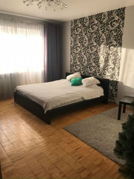 м.ВДНХ 700 м <br>Москва, улица Космонавтов, 10к3 <br>Сдам светлую однокомнатную квартиру в тихом районе. <br>В квартире есть вся мебель и техника, необходимая для комфортной жизни. Кровать, шкаф, стол, кабельное TV, все новое, есть балкон. <br>На кухне есть плита, холодильник, свч, стиралка. Соседи вежливые, рядом супермаркеты и место под парковку, детский садик, торговый комплекс. <br>Квартира сдается на длительный срок, аккуратным людям. Стоят счетчики. <br>Цена 30.000т.р <br>+7(925)270-82-24 - фото Фото: м.ВДНХ 700 м <br>Москва, улица Космонавтов, 10к3 <br>Сдам светлую однокомнатную квартиру в тихом районе. <br>В квартире есть вся мебель и техника, необходимая для комфортной жизни. Кровать, шкаф, стол, кабельное TV, все новое, есть балкон. <br>На кухне есть плита, холодильник, свч, стиралка. Соседи вежливые, рядом супермаркеты и место под парковку, детский садик, торговый комплекс. <br>Квартира сдается на длительный срок, аккуратным людям. Стоят счетчики. <br>Цена 30.000т.р <br>+7(925)270-82-24