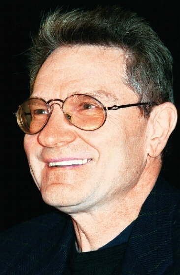 singer Давид Тухманов. Дави́д Фёдорович Тухма́нов (род. 20 июля 1940, Москва) - советский и российский композитор. Биография. Детство и юность. Родился в Москве в 1940 г. в семье интеллигентов.