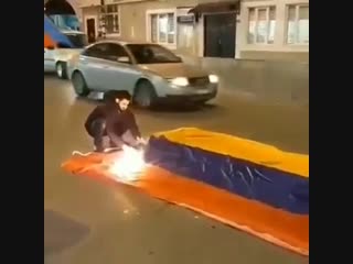 Азербайджанец на глазах у всех поджог армянский флаг. Азербайджан Azerbaijan Azerbaycan БАКУ BAKU BAKI Карабах 2019 HD Армения