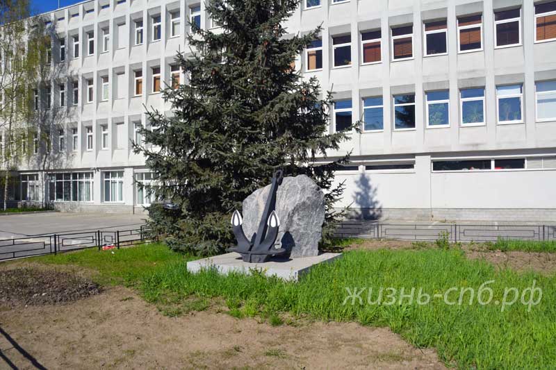 Якоря на входе в здание на проспекте Кима 19