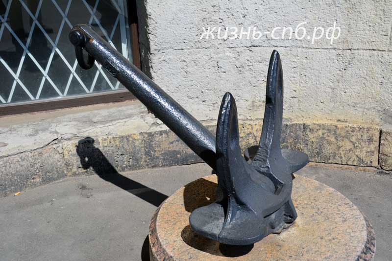 Якоря, украшающие Институт русского языка и культуры СПбГУ