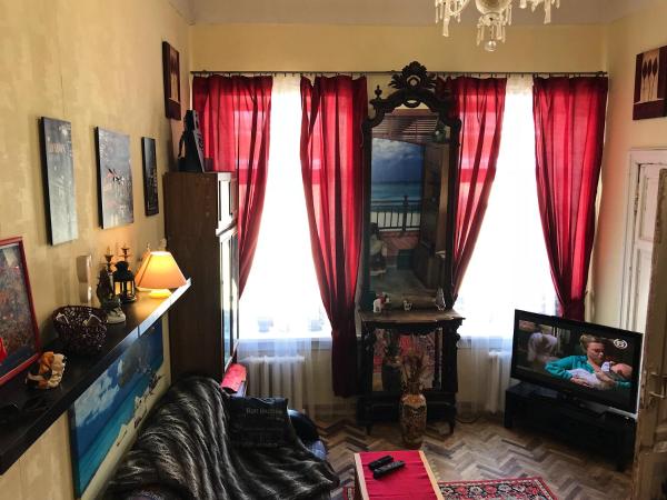 БЕЗ ЗАЛОГА. Аренда апартаментов на улице Восстания, 40 (метро Чернышевская-3 мин.пешком) от собственника, без посредников и без комиссионных .<br>Рядом с Московским вокзалом, Невским проспектом, Михайловским замком, Летним садом, да и всеми другими достопримечательностями города. Торговые развлекательные центры, банкоматы, рестораны и кафе в шаговой доступности от дома.<br>Добро пожаловать в благоустроенную двухкомнатную квартиру 66 м.кв. (комнаты - 21 м.кв. и 19 м.кв.) с оборудованной кухней- 10 м.кв.<br>Мебель, Wi-fi, компьютер, цифровое телевидение, стиральная машина, утюг и гладильная доска, фен, микроволновка; вся посуда, всегда чистое белье и полотенца.<br>Потолки - 4 метра.<br>6 СПАЛЬНЫХ МЕСТ. Подъезд охраняется видеокамерами. ПАРКОВКА в закрытом дворе.<br>Встречу в квартире лично (возможен трансфер) , передам ключи от квартиры и пароль от wi-fi. ТЕЛЕФОН +79112665050 Цена от 1800 в сутки<br>Новый год по договоренности. - фото Фото: БЕЗ ЗАЛОГА. Аренда апартаментов на улице Восстания, 40 (метро Чернышевская-3 мин.пешком) от собственника, без посредников и без комиссионных .<br>Рядом с Московским вокзалом, Невским проспектом, Михайловским замком, Летним садом, да и всеми другими достопримечательностями города. Торговые развлекательные центры, банкоматы, рестораны и кафе в шаговой доступности от дома.<br>Добро пожаловать в благоустроенную двухкомнатную квартиру 66 м.кв. (комнаты - 21 м.кв. и 19 м.кв.) с оборудованной кухней- 10 м.кв.<br>Мебель, Wi-fi, компьютер, цифровое телевидение, стиральная машина, утюг и гладильная доска, фен, микроволновка; вся посуда, всегда чистое белье и полотенца.<br>Потолки - 4 метра.<br>6 СПАЛЬНЫХ МЕСТ. Подъезд охраняется видеокамерами. ПАРКОВКА в закрытом дворе.<br>Встречу в квартире лично (возможен трансфер) , передам ключи от квартиры и пароль от wi-fi. ТЕЛЕФОН +79112665050 Цена от 1800 в сутки<br>Новый год по договоренности.