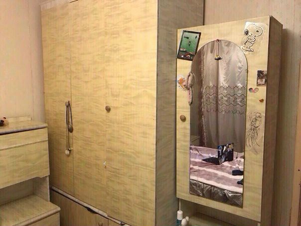 Фото: Очень срочно ищу девушку в двухкомнатную квартиру, в отдельную комнату . Строго одна девушка без детей и животных.<br>В квартире есть всё необходимое для проживания. Рядом с домом есть всё: Магазины, ТЦ, аптеки, банки и т.д. <br>А главное, шаговая доступность к двум станциям метро: м.Тимирязевская (7 минут )и м.Фонвизинская (3 минуты). <br>Оплата аренды: 15000 + ку( 500-1000р.) + депозит (15000) при необходимости можно разбить. Заезд в ближайшие дни.<br> Чоблина