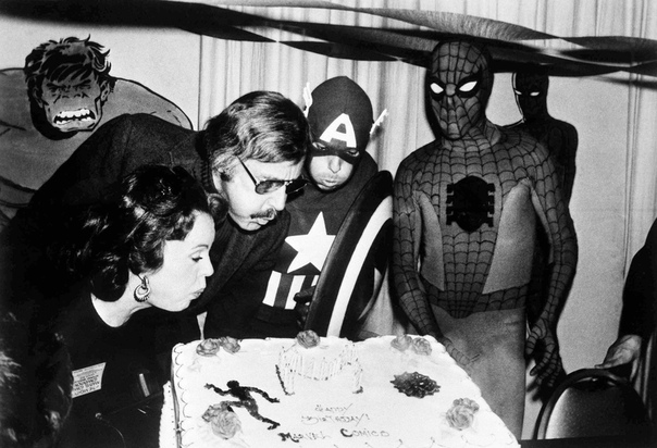 Стэн Ли перед смертью создал нового супергероя Автор комиксов Marvel Стэн Ли вместе с дочерью Джей Си создал нового супергероя перед своей смертью. Об этом Джей Си рассказала порталу TMZ. «Я