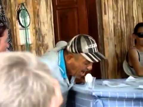 Um cara gritando miau para um ovo